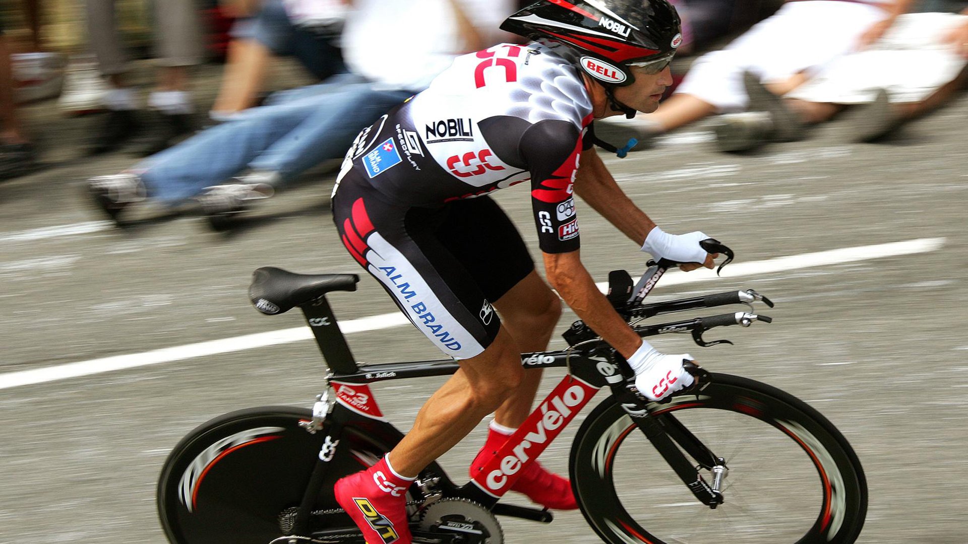 开云体育在线-当魔术师吹响哨声,乔治的英超淘汰赛与鹈鹕的隐喻